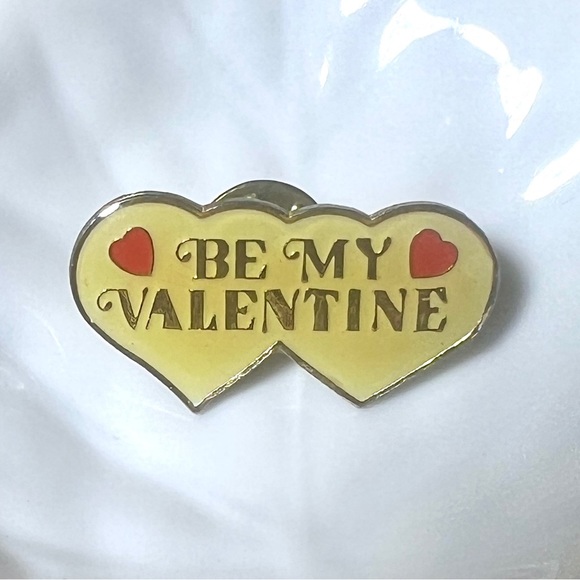 2 Betty Boop Pins & 1 Be My Valentine Pin - Vintage - Picture 4 of 6